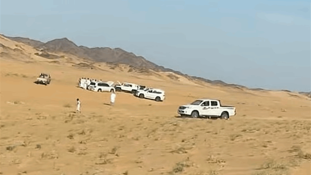 لحظة العثور على عائلة سعودية مفقودة في الصحراء (فيديو)