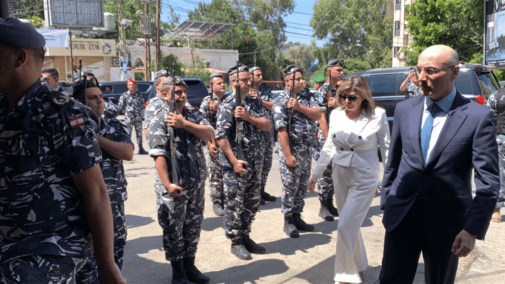 وصول وزير الداخلية احمد الحجار الى سراي النبطية الحكومي حيث كانت في استقباله المحافظ هويدا الترك