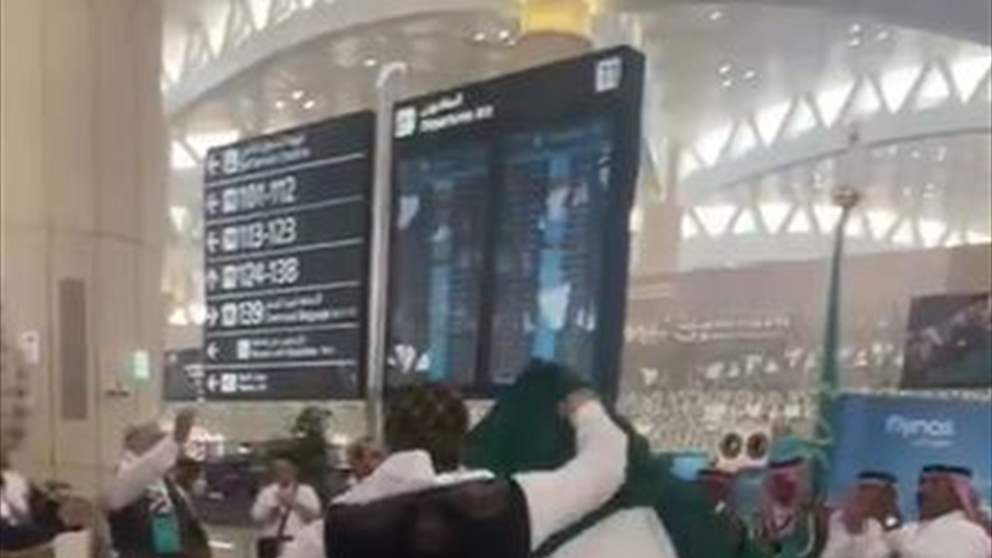سعوديون وسوريون يحتلفون معاً في مطار دمشق (فيديو) 